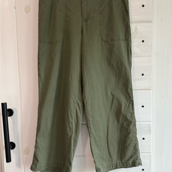 Lee Women's Ultra Lux Comfort Wide Leg Utility Crop Pant - Picture 1 of 3